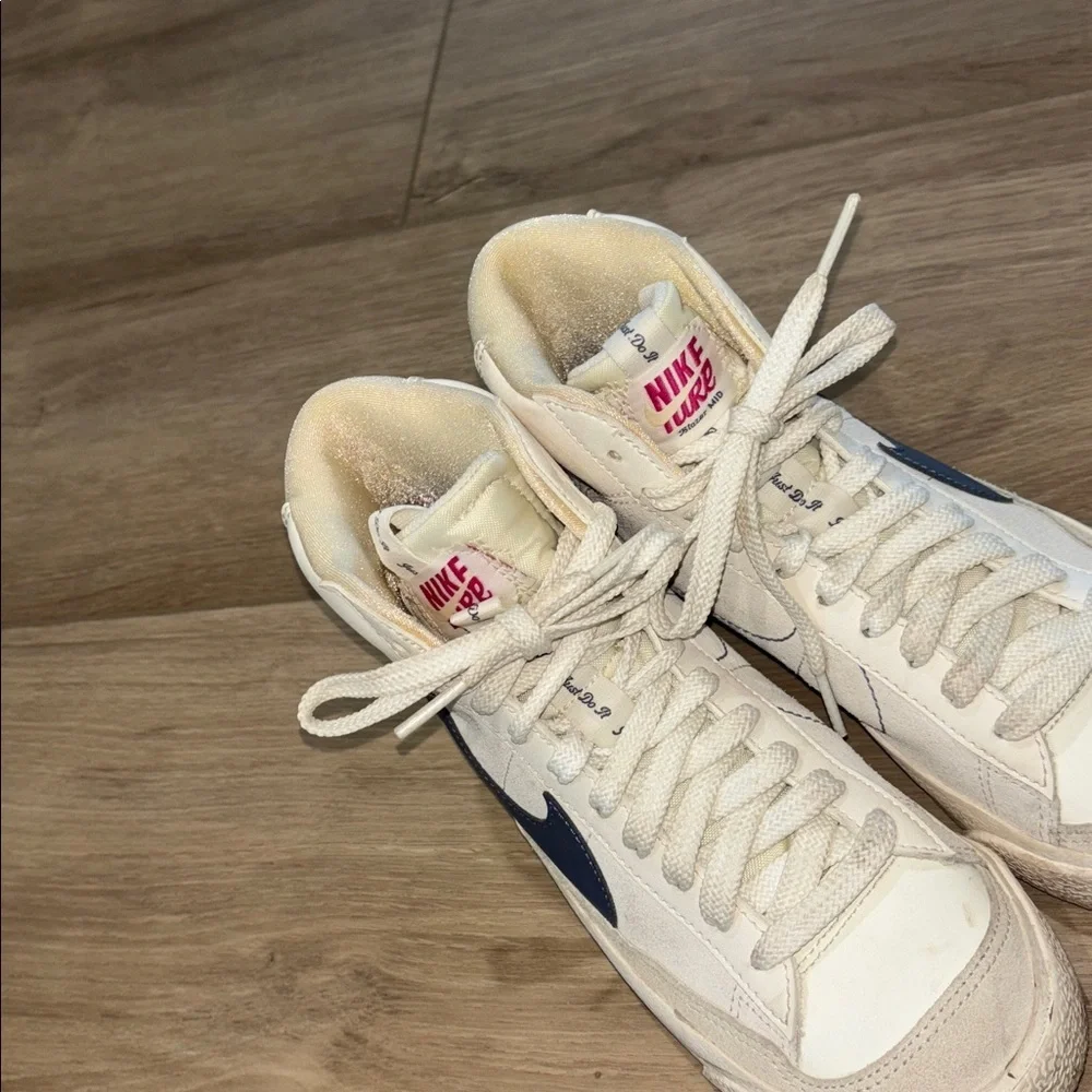 New Nike Blazer Mid '77 Sz 4Y SNEAKERS SAIL/FIREBERRY/DIFFUSED BLUE EUC
